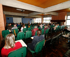 Nesta quarta-feira (26), técnicos e coordenadores pedagógicos que atuam no Departamento de Educação e Trabalho (DET) nas regionais iniciaram a formação em Curitiba. O curso termina nesta quinta-feira (27) e irá abordar questões pedagógicas e administrativas relacionadas à educação profissional. Os profissionais também vão trabalhar com as necessidades dos colégios agrícolas e as novidades do programa de formação profissional para jovens, MedioTec