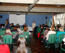 Nesta quarta-feira (26), técnicos e coordenadores pedagógicos que atuam no Departamento de Educação e Trabalho (DET) nas regionais iniciaram a formação em Curitiba. O curso termina nesta quinta-feira (27) e irá abordar questões pedagógicas e administrativas relacionadas à educação profissional. Os profissionais também vão trabalhar com as necessidades dos colégios agrícolas e as novidades do programa de formação profissional para jovens, MedioTec