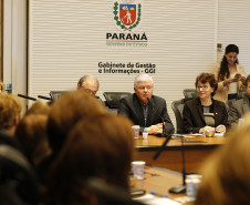 Os 32 chefes dos Núcleos Regionais de Educação (NREs) do Paraná participaram nesta terça (02) e quarta-feira (03), em Curitiba, de uma reunião de trabalho com a secretária Ana Seres e a equipe da SEED. A pauta incluiu questões administrativas, recursos humanos, infraestrutura e legislação escolar. No primeiro dia, o encontro foi no Palácio Iguaçu, com a participação do chefe da Casa Civil, Valdir Rossoni.