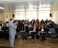 Os 32 chefes dos Núcleos Regionais de Educação (NREs) do Paraná participaram nesta terça (02) e quarta-feira (03), em Curitiba, de uma reunião de trabalho com a secretária Ana Seres e a equipe da SEED. A pauta incluiu questões administrativas, recursos humanos, infraestrutura e legislação escolar.