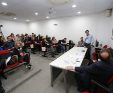 A saúde mental de jovens e adultos foi discutida nesta quarta-feira (03), em Curitiba, durante mais uma edição do Conversando sobre Saúde Mental