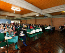 Cerca de 130 técnicos pedagógicos e secretários escolares dos 32 Núcleos Regionais de Educação participam, em Curitiba, do 1º Encontro Estadual do Censo Escolar da Educação Básica do Paraná, promovido pela Secretaria de Estado da Educação. Os profissionais vão trabalhar durante três dias questões relacionadas à metodologia e cronograma da coleta dos dados sobre o ensino no Estado.
