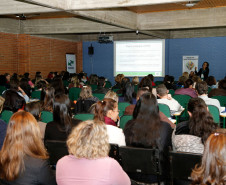 Cerca de 130 técnicos pedagógicos e secretários escolares dos 32 Núcleos Regionais de Educação participam, em Curitiba, do 1º Encontro Estadual do Censo Escolar da Educação Básica do Paraná, promovido pela Secretaria de Estado da Educação. Os profissionais vão trabalhar durante três dias questões relacionadas à metodologia e cronograma da coleta dos dados sobre o ensino no Estado.