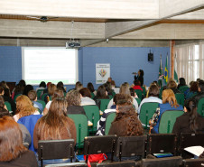 Cerca de 130 técnicos pedagógicos e secretários escolares dos 32 Núcleos Regionais de Educação participam, em Curitiba, do 1º Encontro Estadual do Censo Escolar da Educação Básica do Paraná, promovido pela Secretaria de Estado da Educação. Os profissionais vão trabalhar durante três dias questões relacionadas à metodologia e cronograma da coleta dos dados sobre o ensino no Estado.