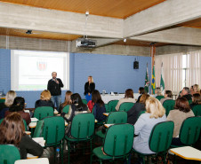A Educação de Jovens e Adultos atende estudantes acima de 15 anos no ensino fundamental e 18 anos para o ensino médio que não concluíram os estudos na idade escolar. Já o PAE atende alunos que estão com defasagem de dois anos no processo de escolarização. 