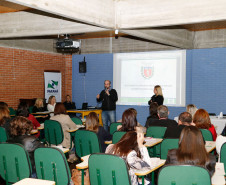 Técnicos pedagógicos dos 32 Núcleos Regionais de Educação (NRE) que atuam nas coordenações da Educação de Jovens e Adultos (EJA) e no Programa de Aceleração de Estudo (PAE) iniciaram, nesta segunda-feira (8), cursos de formação estratégica voltados à defasagem na relação idade/ano de escolarização.
