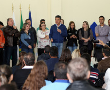 O governador Beto Richa inaugurou nesta sexta-feira (12) o Centro Estadual de Educação Profissional (CEEP) de Manoel Ribas, na região central do Estado. A unidade, que começou a funcionar em fevereiro, atende alunos da cidade, de municípios do entorno e das 71 comunidades indígenas da região. Richa também repassou um ônibus para o transporte escolar do município.