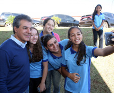O governador Beto Richa inaugurou nesta sexta-feira (12) o Centro Estadual de Educação Profissional (CEEP) de Manoel Ribas, na região central do Estado. A unidade, que começou a funcionar em fevereiro, atende alunos da cidade, de municípios do entorno e das 71 comunidades indígenas da região. Richa também repassou um ônibus para o transporte escolar do município.