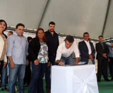 Durante a entrega de 127 casas a moradores de Ibaiti, nesta quinta-feira (11), o governador Beto Richa autorizou repasse de R$ 400 mil reais para quatro colégios da região, unidades que fazem parte do programa Escola 1000. O projeto prevê investimento de R$ 100 milhões em 1000 escolas do Paraná, recursos para aplicação em reparos e melhorias.