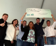 Durante a entrega de 127 casas a moradores de Ibaiti, nesta quinta-feira (11), o governador Beto Richa autorizou repasse de R$ 400 mil reais para quatro colégios da região, unidades que fazem parte do programa Escola 1000. O projeto prevê investimento de R$ 100 milhões em 1000 escolas do Paraná, recursos para aplicação em reparos e melhorias.