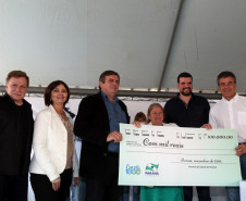 Durante a entrega de 127 casas a moradores de Ibaiti, nesta quinta-feira (11), o governador Beto Richa autorizou repasse de R$ 400 mil reais para quatro colégios da região, unidades que fazem parte do programa Escola 1000. O projeto prevê investimento de R$ 100 milhões em 1000 escolas do Paraná, recursos para aplicação em reparos e melhorias.