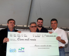 Durante a entrega de 127 casas a moradores de Ibaiti, nesta quinta-feira (11), o governador Beto Richa autorizou repasse de R$ 400 mil reais para quatro colégios da região, unidades que fazem parte do programa Escola 1000. O projeto prevê investimento de R$ 100 milhões em 1000 escolas do Paraná, recursos para aplicação em reparos e melhorias.