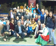 Os estudantes dos cursos técnicos em guia de turismo e nutrição e dietética do Colégio Estadual Júlia Wanderley, em Curitiba, realizaram na sexta-feira (12), a 1° Feira Gastronômica: Cultura, Turismo e Sabores do Paraná. A iniciativa teve como objetivo alinhar os objetos de estudos dos dois cursos e ressaltar os valores tradicionais de regiões que representam a diversidade cultural paranaense.