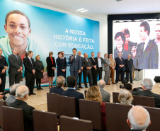 O Paraná comemora neste mês de maio os 70 anos da Secretaria de Estado da Educação. Nesta segunda-feira (15), em solenidade no Salão de Atos do Palácio Iguaçu, em Curitiba, o governador Beto Richa enalteceu o papel do órgão na gestão da área, na formação dos paranaenses e no desenvolvimento do Paraná. Junto com a secretária da Educação, professora Ana Seres, e de ex-secretários da pasta, Richa deu início às comemorações pela data.