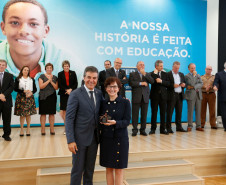 O Paraná comemora neste mês de maio os 70 anos da Secretaria de Estado da Educação. Nesta segunda-feira (15), em solenidade no Salão de Atos do Palácio Iguaçu, em Curitiba, o governador Beto Richa enalteceu o papel do órgão na gestão da área, na formação dos paranaenses e no desenvolvimento do Paraná. Junto com a secretária da Educação, professora Ana Seres, e de ex-secretários da pasta, Richa deu início às comemorações pela data.