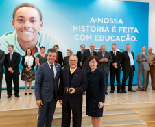 O Paraná comemora neste mês de maio os 70 anos da Secretaria de Estado da Educação. Nesta segunda-feira (15), em solenidade no Salão de Atos do Palácio Iguaçu, em Curitiba, o governador Beto Richa enalteceu o papel do órgão na gestão da área, na formação dos paranaenses e no desenvolvimento do Paraná. Junto com a secretária da Educação, professora Ana Seres, e de ex-secretários da pasta, Richa deu início às comemorações pela data.