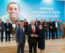 O Paraná comemora neste mês de maio os 70 anos da Secretaria de Estado da Educação. Nesta segunda-feira (15), em solenidade no Salão de Atos do Palácio Iguaçu, em Curitiba, o governador Beto Richa enalteceu o papel do órgão na gestão da área, na formação dos paranaenses e no desenvolvimento do Paraná. Junto com a secretária da Educação, professora Ana Seres, e de ex-secretários da pasta, Richa deu início às comemorações pela data.