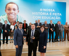O Paraná comemora neste mês de maio os 70 anos da Secretaria de Estado da Educação. Nesta segunda-feira (15), em solenidade no Salão de Atos do Palácio Iguaçu, em Curitiba, o governador Beto Richa enalteceu o papel do órgão na gestão da área, na formação dos paranaenses e no desenvolvimento do Paraná. Junto com a secretária da Educação, professora Ana Seres, e de ex-secretários da pasta, Richa deu início às comemorações pela data.