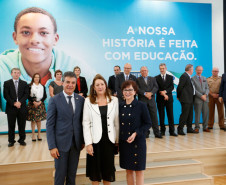 O Paraná comemora neste mês de maio os 70 anos da Secretaria de Estado da Educação. Nesta segunda-feira (15), em solenidade no Salão de Atos do Palácio Iguaçu, em Curitiba, o governador Beto Richa enalteceu o papel do órgão na gestão da área, na formação dos paranaenses e no desenvolvimento do Paraná. Junto com a secretária da Educação, professora Ana Seres, e de ex-secretários da pasta, Richa deu início às comemorações pela data.