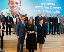 O Paraná comemora neste mês de maio os 70 anos da Secretaria de Estado da Educação. Nesta segunda-feira (15), em solenidade no Salão de Atos do Palácio Iguaçu, em Curitiba, o governador Beto Richa enalteceu o papel do órgão na gestão da área, na formação dos paranaenses e no desenvolvimento do Paraná. Junto com a secretária da Educação, professora Ana Seres, e de ex-secretários da pasta, Richa deu início às comemorações pela data.