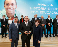 O Paraná comemora neste mês de maio os 70 anos da Secretaria de Estado da Educação. Nesta segunda-feira (15), em solenidade no Salão de Atos do Palácio Iguaçu, em Curitiba, o governador Beto Richa enalteceu o papel do órgão na gestão da área, na formação dos paranaenses e no desenvolvimento do Paraná. Junto com a secretária da Educação, professora Ana Seres, e de ex-secretários da pasta, Richa deu início às comemorações pela data.
