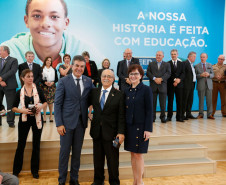 O Paraná comemora neste mês de maio os 70 anos da Secretaria de Estado da Educação. Nesta segunda-feira (15), em solenidade no Salão de Atos do Palácio Iguaçu, em Curitiba, o governador Beto Richa enalteceu o papel do órgão na gestão da área, na formação dos paranaenses e no desenvolvimento do Paraná. Junto com a secretária da Educação, professora Ana Seres, e de ex-secretários da pasta, Richa deu início às comemorações pela data.