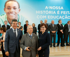 O Paraná comemora neste mês de maio os 70 anos da Secretaria de Estado da Educação. Nesta segunda-feira (15), em solenidade no Salão de Atos do Palácio Iguaçu, em Curitiba, o governador Beto Richa enalteceu o papel do órgão na gestão da área, na formação dos paranaenses e no desenvolvimento do Paraná. Junto com a secretária da Educação, professora Ana Seres, e de ex-secretários da pasta, Richa deu início às comemorações pela data.