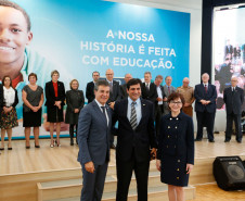 O Paraná comemora neste mês de maio os 70 anos da Secretaria de Estado da Educação. Nesta segunda-feira (15), em solenidade no Salão de Atos do Palácio Iguaçu, em Curitiba, o governador Beto Richa enalteceu o papel do órgão na gestão da área, na formação dos paranaenses e no desenvolvimento do Paraná. Junto com a secretária da Educação, professora Ana Seres, e de ex-secretários da pasta, Richa deu início às comemorações pela data.