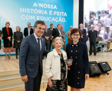 O Paraná comemora neste mês de maio os 70 anos da Secretaria de Estado da Educação. Nesta segunda-feira (15), em solenidade no Salão de Atos do Palácio Iguaçu, em Curitiba, o governador Beto Richa enalteceu o papel do órgão na gestão da área, na formação dos paranaenses e no desenvolvimento do Paraná. Junto com a secretária da Educação, professora Ana Seres, e de ex-secretários da pasta, Richa deu início às comemorações pela data.