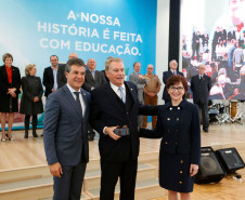 O Paraná comemora neste mês de maio os 70 anos da Secretaria de Estado da Educação. Nesta segunda-feira (15), em solenidade no Salão de Atos do Palácio Iguaçu, em Curitiba, o governador Beto Richa enalteceu o papel do órgão na gestão da área, na formação dos paranaenses e no desenvolvimento do Paraná. Junto com a secretária da Educação, professora Ana Seres, e de ex-secretários da pasta, Richa deu início às comemorações pela data.