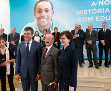 O Paraná comemora neste mês de maio os 70 anos da Secretaria de Estado da Educação. Nesta segunda-feira (15), em solenidade no Salão de Atos do Palácio Iguaçu, em Curitiba, o governador Beto Richa enalteceu o papel do órgão na gestão da área, na formação dos paranaenses e no desenvolvimento do Paraná. Junto com a secretária da Educação, professora Ana Seres, e de ex-secretários da pasta, Richa deu início às comemorações pela data.