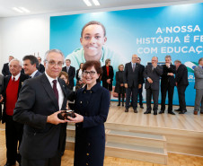 O Paraná comemora neste mês de maio os 70 anos da Secretaria de Estado da Educação. Nesta segunda-feira (15), em solenidade no Salão de Atos do Palácio Iguaçu, em Curitiba, o governador Beto Richa enalteceu o papel do órgão na gestão da área, na formação dos paranaenses e no desenvolvimento do Paraná. Junto com a secretária da Educação, professora Ana Seres, e de ex-secretários da pasta, Richa deu início às comemorações pela data.