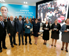 O Paraná comemora neste mês de maio os 70 anos da Secretaria de Estado da Educação. Nesta segunda-feira (15), em solenidade no Salão de Atos do Palácio Iguaçu, em Curitiba, o governador Beto Richa enalteceu o papel do órgão na gestão da área, na formação dos paranaenses e no desenvolvimento do Paraná. Junto com a secretária da Educação, professora Ana Seres, e de ex-secretários da pasta, Richa deu início às comemorações pela data.