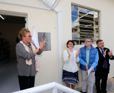 A Secretaria da Educação (SEED) inaugurou nesta terça-feira (16), em Curitiba, o Centro de Documentação, Pesquisa e Informação Técnica (CDPIT). O espaço, localizado na sede na Secretaria, no bairro Vila Izabel, contém cerca de sete mil produções científicas que documentam parte da história da educação pública no Paraná. O centro terá como funções preservar e divulgar as produções científicas da pasta e também promover pesquisas educacionais junto à comunidade acadêmica.