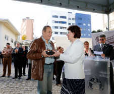 A Secretaria da Educação (SEED) inaugurou nesta terça-feira (16), em Curitiba, o Centro de Documentação, Pesquisa e Informação Técnica (CDPIT). O espaço, localizado na sede na Secretaria, no bairro Vila Izabel, contém cerca de sete mil produções científicas que documentam parte da história da educação pública no Paraná. O centro terá como funções preservar e divulgar as produções científicas da pasta e também promover pesquisas educacionais junto à comunidade acadêmica.