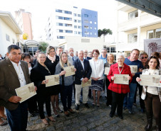 A Secretaria da Educação (SEED) inaugurou nesta terça-feira (16), em Curitiba, o Centro de Documentação, Pesquisa e Informação Técnica (CDPIT). O espaço, localizado na sede na Secretaria, no bairro Vila Izabel, contém cerca de sete mil produções científicas que documentam parte da história da educação pública no Paraná. O centro terá como funções preservar e divulgar as produções científicas da pasta e também promover pesquisas educacionais junto à comunidade acadêmica.