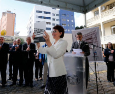 A Secretaria da Educação (SEED) inaugurou nesta terça-feira (16), em Curitiba, o Centro de Documentação, Pesquisa e Informação Técnica (CDPIT). O espaço, localizado na sede na Secretaria, no bairro Vila Izabel, contém cerca de sete mil produções científicas que documentam parte da história da educação pública no Paraná. O centro terá como funções preservar e divulgar as produções científicas da pasta e também promover pesquisas educacionais junto à comunidade acadêmica.