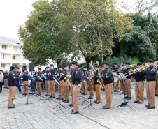 A Secretaria da Educação (SEED) inaugurou nesta terça-feira (16), em Curitiba, o Centro de Documentação, Pesquisa e Informação Técnica (CDPIT). O espaço, localizado na sede na Secretaria, no bairro Vila Izabel, contém cerca de sete mil produções científicas que documentam parte da história da educação pública no Paraná. O centro terá como funções preservar e divulgar as produções científicas da pasta e também promover pesquisas educacionais junto à comunidade acadêmica.
