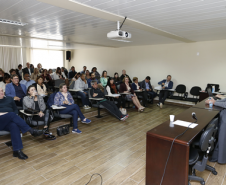 Os 32 chefes dos Núcleos Regionais da Educação estão reunidos em Curitiba nesta segunda e terça-feira (dias 15 e 16) para as comemorações dos setenta anos da Secretaria de Estado da Educação e reuniões de trabalho com a equipe da SEED sobre a Semana Pedagógica, Formação em Ação e questões de infraestrutura, entre outros temas administrativos.