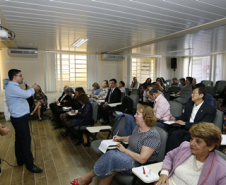 Os 32 chefes dos Núcleos Regionais da Educação estão reunidos em Curitiba nesta segunda e terça-feira (dias 15 e 16) para as comemorações dos setenta anos da Secretaria de Estado da Educação e reuniões de trabalho com a equipe da SEED sobre a Semana Pedagógica, Formação em Ação e questões de infraestrutura, entre outros temas administrativos.