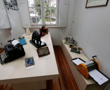 O museu também organizou uma exposição com arquivos, fotografias, livros, quadros e mobiliários escolares que mostram a evolução da educação pública no Estado. A mostra é aberta para a comunidade.