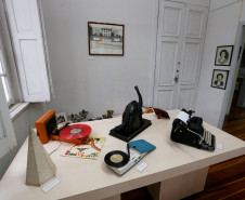 O museu também organizou uma exposição com arquivos, fotografias, livros, quadros e mobiliários escolares que mostram a evolução da educação pública no Estado. A mostra é aberta para a comunidade.