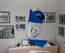 O museu também organizou uma exposição com arquivos, fotografias, livros, quadros e mobiliários escolares que mostram a evolução da educação pública no Estado. A mostra é aberta para a comunidade.