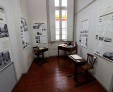O museu também organizou uma exposição com arquivos, fotografias, livros, quadros e mobiliários escolares que mostram a evolução da educação pública no Estado. A mostra é aberta para a comunidade.