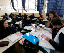 O projeto, desenvolvido desde o início deste ano letivo pelo professor de Língua Portuguesa Anderson Marcelo da Silva, segue um cronograma elaborado pelas bibliotecárias da escola, que selecionam os livros de acordo com as séries e conteúdos trabalhados na disciplina. “Com o carrinho em sala eu ganho mais tempo para a aula porque os alunos não precisam se deslocar até a biblioteca. Assim consigo supervisionar e orientar melhor o empréstimo”, contou Silva.