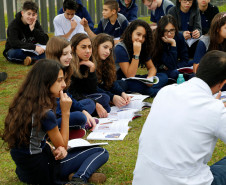 As aulas de Língua Portuguesa no Colégio São Paulo Apóstolo são dinâmicas e diversificadas. Além das leituras em sala de aula, individuais ou em grupo, os estudantes leem no pátio, na própria biblioteca ou em casa. Mas há regras. “Eles estão lendo mais porque, além do incentivo da leitura recreativa, há a disciplina com o feedback sobre o que eles precisam fazer, a cada 15 dias, sobre o livro que estão lendo no momento”, contou o professor.