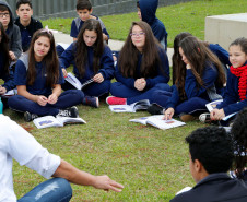 As aulas de Língua Portuguesa no Colégio São Paulo Apóstolo são dinâmicas e diversificadas. Além das leituras em sala de aula, individuais ou em grupo, os estudantes leem no pátio, na própria biblioteca ou em casa. Mas há regras. “Eles estão lendo mais porque, além do incentivo da leitura recreativa, há a disciplina com o feedback sobre o que eles precisam fazer, a cada 15 dias, sobre o livro que estão lendo no momento”, contou o professor.