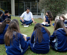 As aulas de Língua Portuguesa no Colégio São Paulo Apóstolo são dinâmicas e diversificadas. Além das leituras em sala de aula, individuais ou em grupo, os estudantes leem no pátio, na própria biblioteca ou em casa. Mas há regras. “Eles estão lendo mais porque, além do incentivo da leitura recreativa, há a disciplina com o feedback sobre o que eles precisam fazer, a cada 15 dias, sobre o livro que estão lendo no momento”, contou o professor.