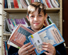 O estudante Djalma Nunes da Silva Junior, 12 anos, também do 7° ano, lembrou que a iniciativa ajudou os colegas a desenvolverem o gosto pela leitura, por se tratar de uma metodologia diferente. “O professor trouxe um jeito novo de incentivar a leitura, que nos motiva a querer ler. Acho importante porque algumas pessoas não gostam de ler e a leitura ajuda no aprendizado e a conhecer mais”, disse Djalma.
