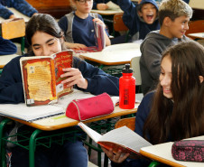 O Colégio Estadual São Paulo Apóstolo, em Curitiba, tem utilizado com sucesso uma nova ferramenta para incentivar o hábito da leitura nos estudantes do ensino fundamental. O projeto Carrinhoteca funciona como uma biblioteca itinerante. Os livros são levados para a sala de aula, o que facilita o acesso dos alunos aos acervos selecionados previamente pelos professores e bibliotecários.